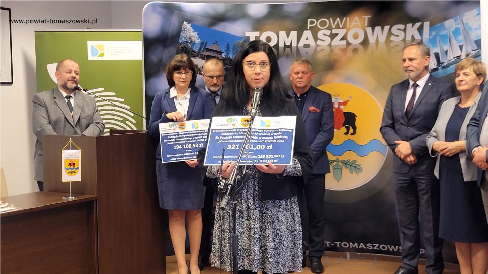 Na zdjęciu: uczestnicy konferencji prasowej, podczas której odbyło się podpisanie umowy na dofinansowanie ekopracowni w szkołach ponadpodstawowych – edycja 2022, z Wojewódzkiego Funduszu Ochrony Środowiska i Gospodarki Wodnej w Łodzi, która odbyła się w środę, 9 listopada 2022 roku, w Sali konferencyjnej Starostwa Powiatowego w Tomaszowie Mazowieckim