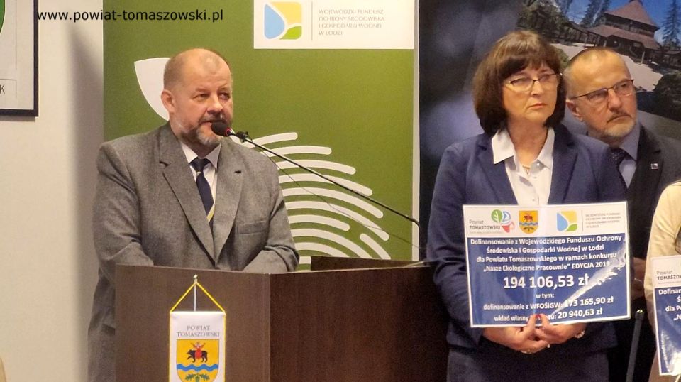 Na zdjęciu: uczestnicy konferencji prasowej, podczas której odbyło się podpisanie umowy na dofinansowanie ekopracowni w szkołach ponadpodstawowych – edycja 2022, z Wojewódzkiego Funduszu Ochrony Środowiska i Gospodarki Wodnej w Łodzi, która odbyła się w środę, 9 listopada 2022 roku, w Sali konferencyjnej Starostwa Powiatowego w Tomaszowie Mazowieckim