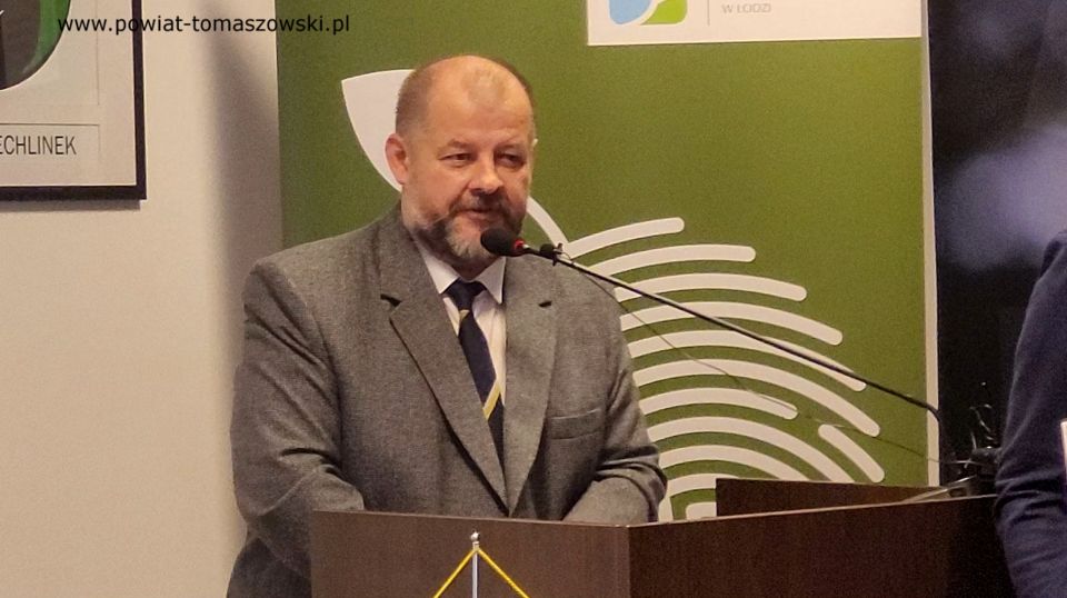 Na zdjęciu: Mariusz Węgrzynowski - Starosta Powiatu Tomaszowskiego,  na konferencji prasowej, podczas której odbyło się podpisanie umowy na dofinansowanie ekopracowni w szkołach ponadpodstawowych – edycja 2022, z Wojewódzkiego Funduszu Ochrony Środowiska i Gospodarki Wodnej w Łodzi, która odbyła się w środę, 9 listopada 2022 roku, w Sali konferencyjnej Starostwa Powiatowego w Tomaszowie Mazowieckim