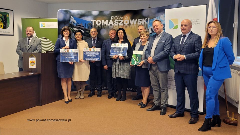 Na zdjęciu: uczestnicy konferencji prasowej, podczas której odbyło się podpisanie umowy na dofinansowanie ekopracowni w szkołach ponadpodstawowych – edycja 2022, z Wojewódzkiego Funduszu Ochrony Środowiska i Gospodarki Wodnej w Łodzi, która odbyła się w środę, 9 listopada 2022 roku, w Sali konferencyjnej Starostwa Powiatowego w Tomaszowie Mazowieckim