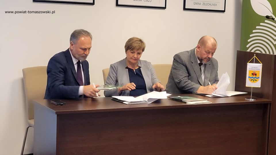 Na zdjęciu: uczestnicy konferencji prasowej, podczas której odbyło się podpisanie umowy na dofinansowanie ekopracowni w szkołach ponadpodstawowych – edycja 2022, z Wojewódzkiego Funduszu Ochrony Środowiska i Gospodarki Wodnej w Łodzi, która odbyła się w środę, 9 listopada 2022 roku, w Sali konferencyjnej Starostwa Powiatowego w Tomaszowie Mazowieckim