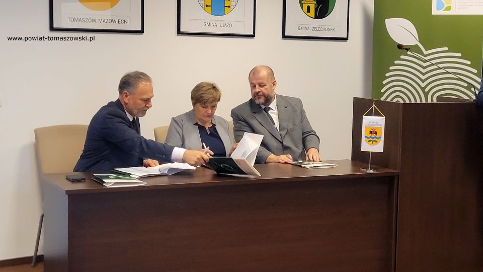 Na zdjęciu: uczestnicy konferencji prasowej, podczas której odbyło się podpisanie umowy na dofinansowanie ekopracowni w szkołach ponadpodstawowych – edycja 2022, z Wojewódzkiego Funduszu Ochrony Środowiska i Gospodarki Wodnej w Łodzi, która odbyła się w środę, 9 listopada 2022 roku, w Sali konferencyjnej Starostwa Powiatowego w Tomaszowie Mazowieckim