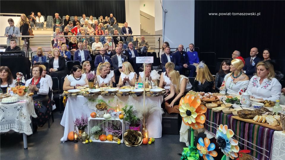 Na zdjęciu: uczestnicy VI Regionalny Turniej Kół Gospodyń Wiejskich i Miejskich, który odbył się w sobotę, 15 października 2022 roku, w Powiatowym Centrum Animacji Społecznej w Tomaszowie Mazowieckim