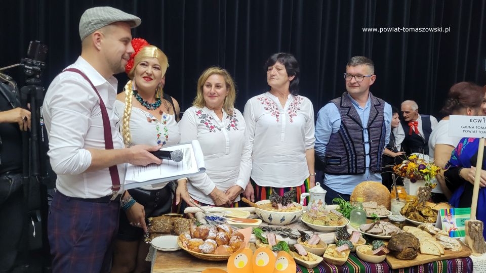 Na zdjęciu: uczestnicy VI Regionalny Turniej Kół Gospodyń Wiejskich i Miejskich, który odbył się w sobotę, 15 października 2022 roku, w Powiatowym Centrum Animacji Społecznej w Tomaszowie Mazowieckim
