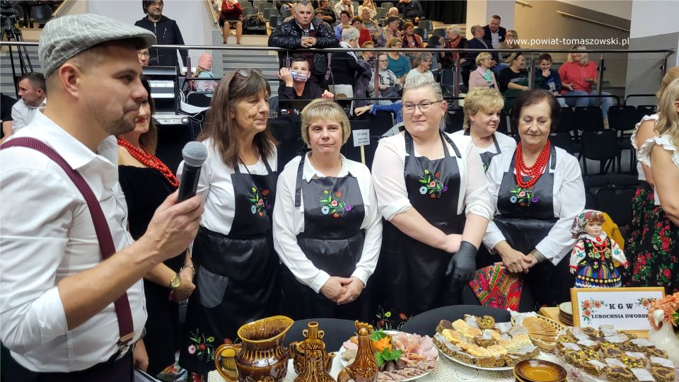 Na zdjęciu: uczestnicy VI Regionalny Turniej Kół Gospodyń Wiejskich i Miejskich, który odbył się w sobotę, 15 października 2022 roku, w Powiatowym Centrum Animacji Społecznej w Tomaszowie Mazowieckim