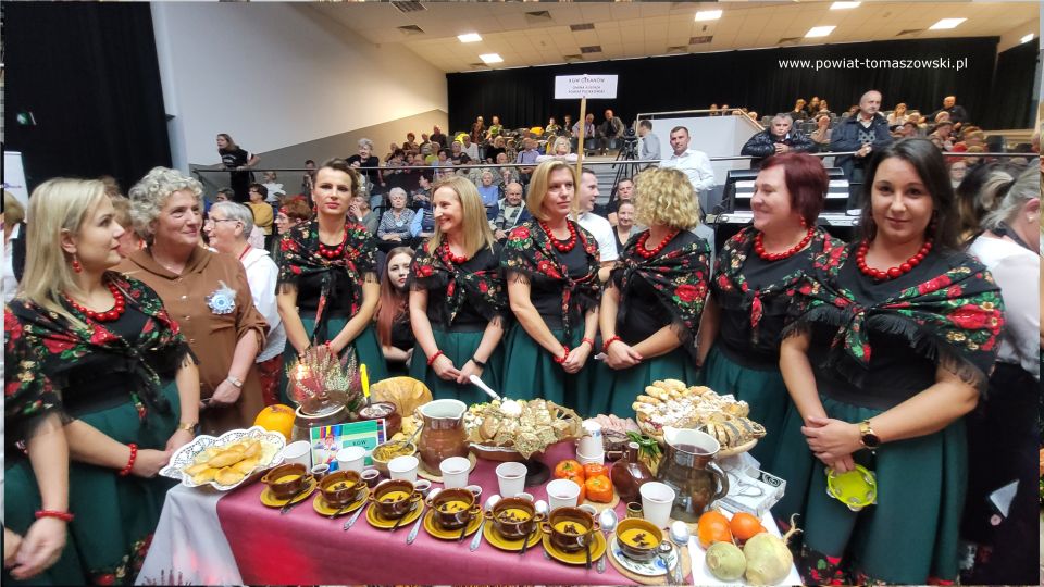 Na zdjęciu: uczestnicy VI Regionalny Turniej Kół Gospodyń Wiejskich i Miejskich, który odbył się w sobotę, 15 października 2022 roku, w Powiatowym Centrum Animacji Społecznej w Tomaszowie Mazowieckim