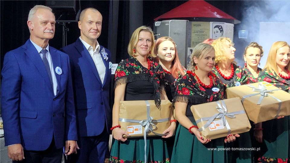 Na zdjęciu: uczestnicy VI Regionalny Turniej Kół Gospodyń Wiejskich i Miejskich, który odbył się w sobotę, 15 października 2022 roku, w Powiatowym Centrum Animacji Społecznej w Tomaszowie Mazowieckim