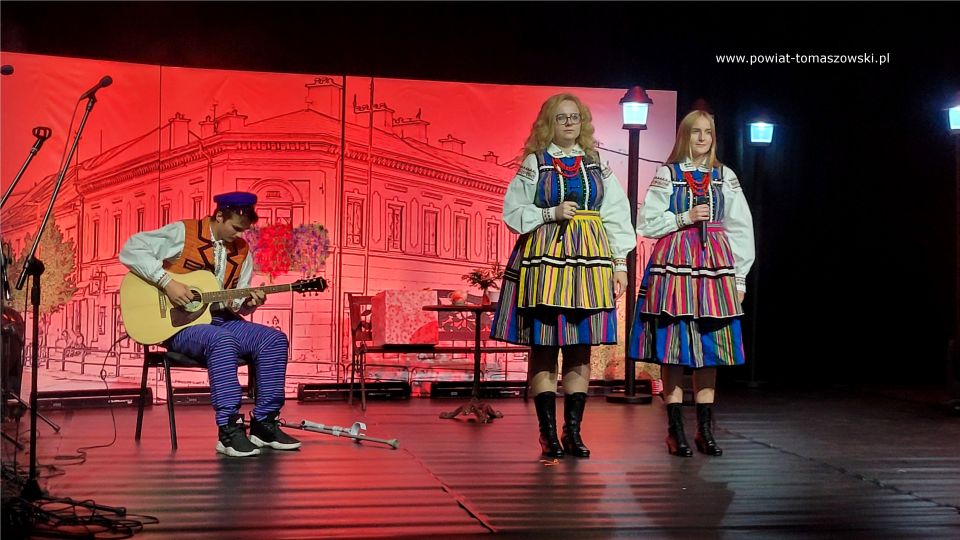 Na zdjęciu: uczestnicy VI Regionalny Turniej Kół Gospodyń Wiejskich i Miejskich, który odbył się w sobotę, 15 października 2022 roku, w Powiatowym Centrum Animacji Społecznej w Tomaszowie Mazowieckim