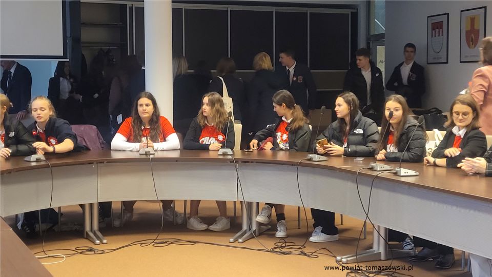 Na zdjęciu: uczestnicy spotkania Zarządu Powiatu Tomaszowskiego z młodzież ze Szkoły Polskiej przy Konsulacie Generalnym RP w Nowym Jorku, które odbyło się w Sali konferencyjnej w Starostwie Powiatowym w Tomaszowie Mazowieckim w czwartek, 10 listopada 2022 roku, 