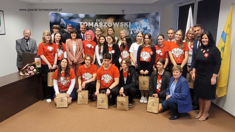 Na zdjęciu: uczestnicy spotkania Zarządu Powiatu Tomaszowskiego z młodzież ze Szkoły Polskiej przy Konsulacie Generalnym RP w Nowym Jorku, które odbyło się w Sali konferencyjnej w Starostwie Powiatowym w Tomaszowie Mazowieckim w czwartek, 10 listopada 2022 roku, 