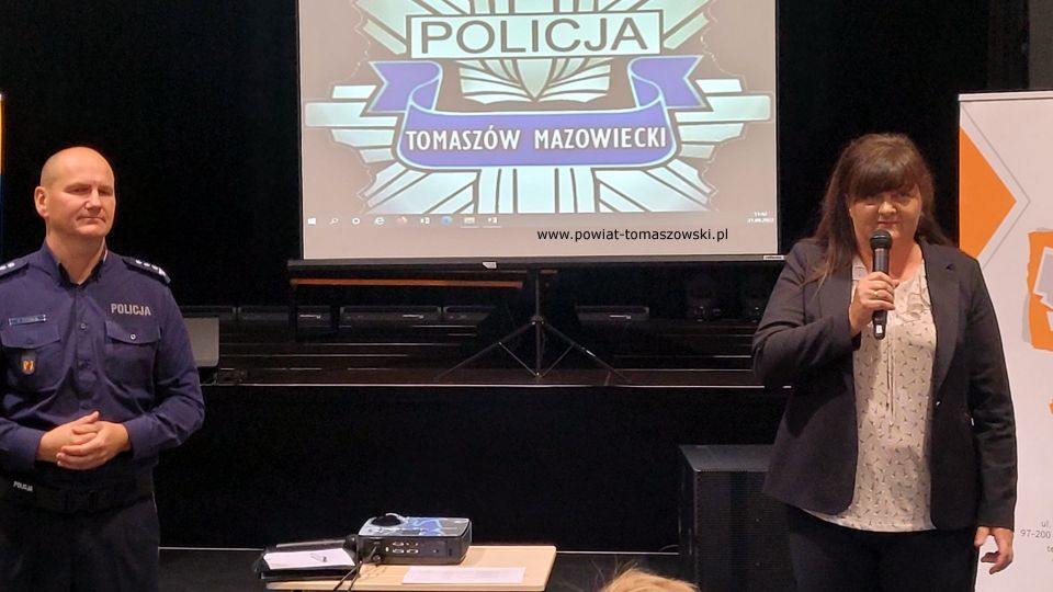 Na zdjęciu: uczestnicy debaty pod hasłem „Świadomy Senior – Bezpieczny Senior”, która odbyła się w środę, 21 września 2022 roku, w sali widowiskowej w Powiatowym Centrum Animacji Społecznej w Tomaszowie Mazowieckim,
