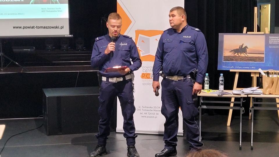 Na zdjęciu: uczestnicy debaty pod hasłem „Świadomy Senior – Bezpieczny Senior”, która odbyła się w środę, 21 września 2022 roku, w sali widowiskowej w Powiatowym Centrum Animacji Społecznej w Tomaszowie Mazowieckim,