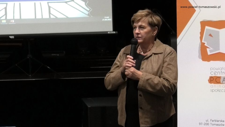 Na zdjęciu: uczestnicy debaty pod hasłem „Świadomy Senior – Bezpieczny Senior”, która odbyła się w środę, 21 września 2022 roku, w sali widowiskowej w Powiatowym Centrum Animacji Społecznej w Tomaszowie Mazowieckim,