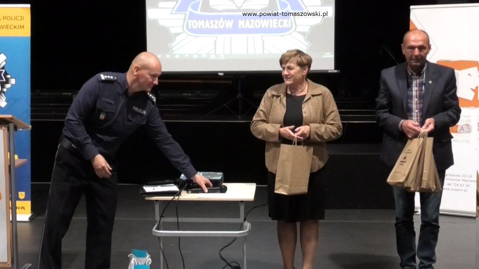 Na zdjęciu: uczestnicy debaty pod hasłem „Świadomy Senior – Bezpieczny Senior”, która odbyła się w środę, 21 września 2022 roku, w sali widowiskowej w Powiatowym Centrum Animacji Społecznej w Tomaszowie Mazowieckim,