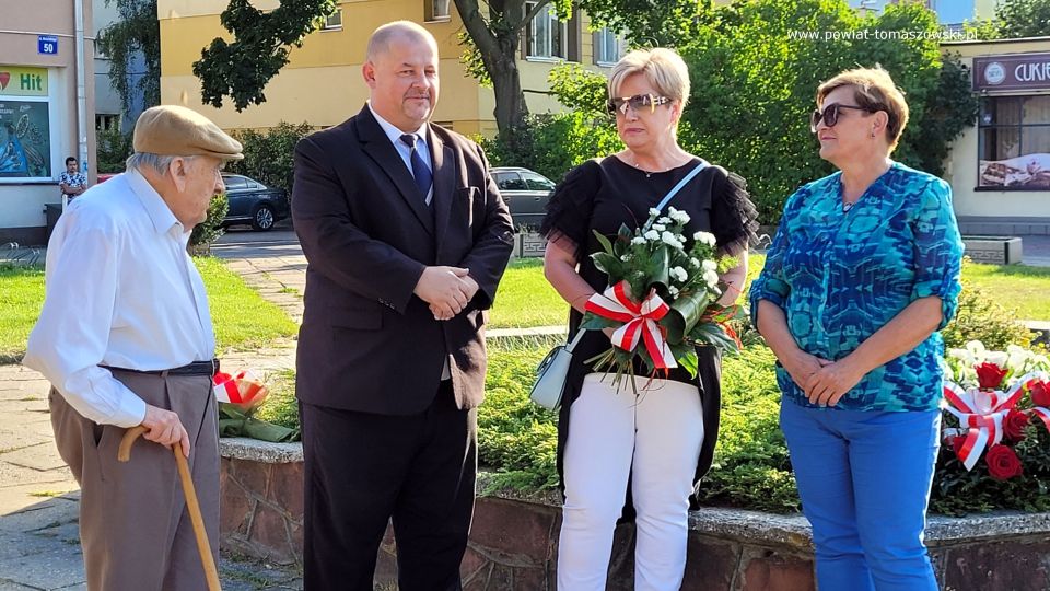 Na zdjęciu: uczestnicy obchodów 158. Rocznicy urodzin Romana Dmowskiego, które odbyły się we wtorek, 9 sierpnia 2022 roku, w Tomaszowie Mazowieckim Na zdjęciu: uczestnicy obchodów 158. Rocznicy urodzin Romana Dmowskiego, które odbyły się we wtorek, 9 sierpnia 2022 roku, w Tomaszowie Mazowieckim