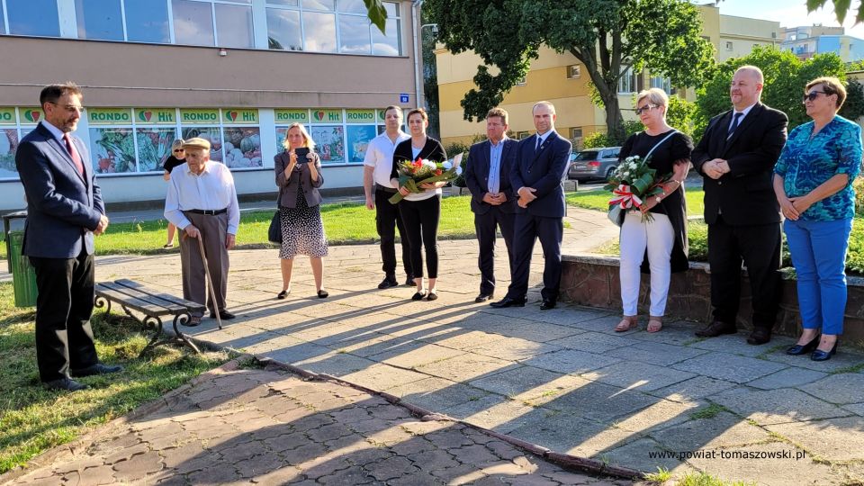 Na zdjęciu: uczestnicy obchodów 158. Rocznicy urodzin Romana Dmowskiego, które odbyły się we wtorek, 9 sierpnia 2022 roku, w Tomaszowie Mazowieckim Na zdjęciu: uczestnicy obchodów 158. Rocznicy urodzin Romana Dmowskiego, które odbyły się we wtorek, 9 sierpnia 2022 roku, w Tomaszowie Mazowieckim