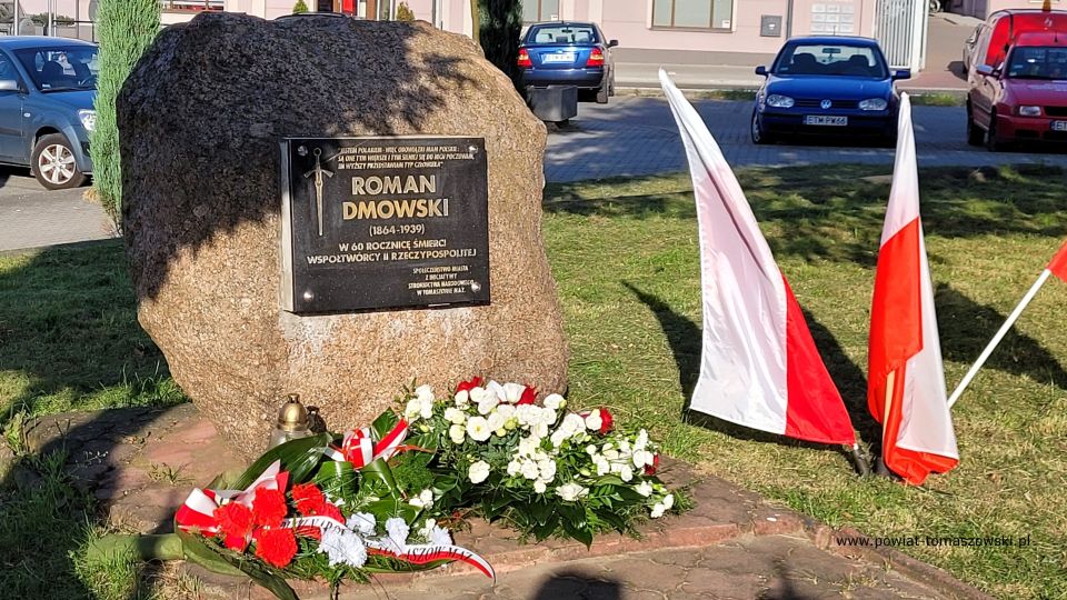 Na zdjęciu: uczestnicy obchodów 158. Rocznicy urodzin Romana Dmowskiego, które odbyły się we wtorek, 9 sierpnia 2022 roku, w Tomaszowie Mazowieckim Na zdjęciu: uczestnicy obchodów 158. Rocznicy urodzin Romana Dmowskiego, które odbyły się we wtorek, 9 sierpnia 2022 roku, w Tomaszowie Mazowieckim