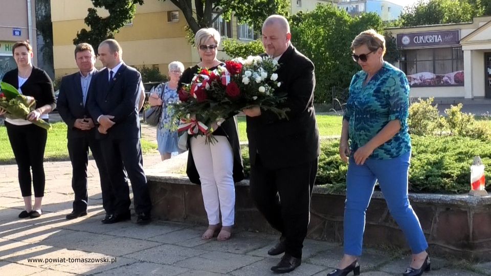 Na zdjęciu: uczestnicy obchodów 158. Rocznicy urodzin Romana Dmowskiego, które odbyły się we wtorek, 9 sierpnia 2022 roku, w Tomaszowie Mazowieckim Na zdjęciu: uczestnicy obchodów 158. Rocznicy urodzin Romana Dmowskiego, które odbyły się we wtorek, 9 sierpnia 2022 roku, w Tomaszowie Mazowieckim