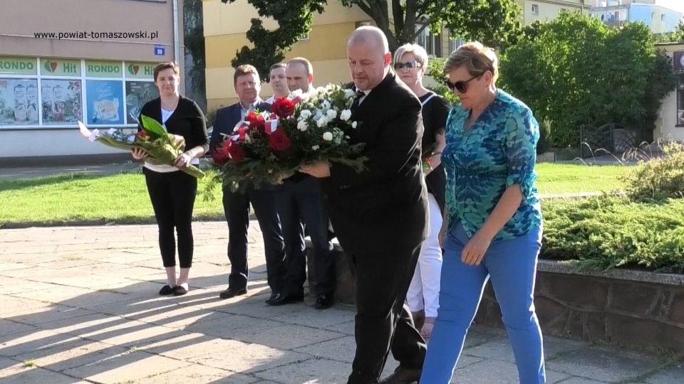 Na zdjęciu: uczestnicy obchodów 158. Rocznicy urodzin Romana Dmowskiego, które odbyły się we wtorek, 9 sierpnia 2022 roku, w Tomaszowie Mazowieckim Na zdjęciu: uczestnicy obchodów 158. Rocznicy urodzin Romana Dmowskiego, które odbyły się we wtorek, 9 sierpnia 2022 roku, w Tomaszowie Mazowieckim