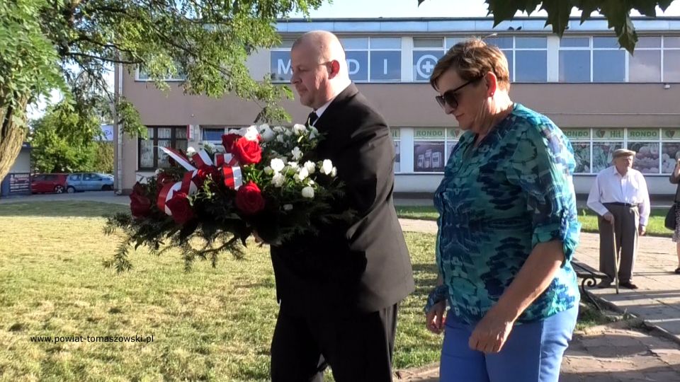 Na zdjęciu: uczestnicy obchodów 158. Rocznicy urodzin Romana Dmowskiego, które odbyły się we wtorek, 9 sierpnia 2022 roku, w Tomaszowie Mazowieckim Na zdjęciu: uczestnicy obchodów 158. Rocznicy urodzin Romana Dmowskiego, które odbyły się we wtorek, 9 sierpnia 2022 roku, w Tomaszowie Mazowieckim