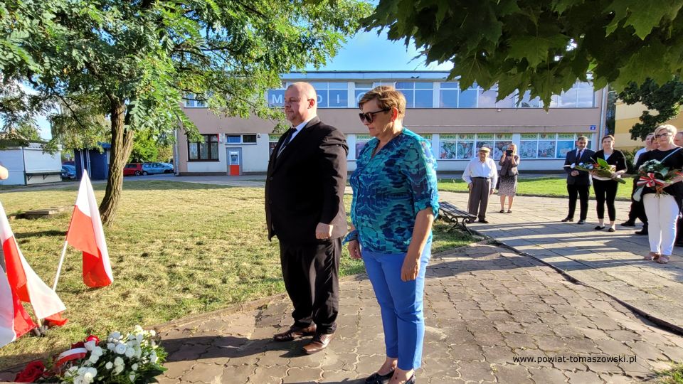 Na zdjęciu: uczestnicy obchodów 158. Rocznicy urodzin Romana Dmowskiego, które odbyły się we wtorek, 9 sierpnia 2022 roku, w Tomaszowie Mazowieckim Na zdjęciu: uczestnicy obchodów 158. Rocznicy urodzin Romana Dmowskiego, które odbyły się we wtorek, 9 sierpnia 2022 roku, w Tomaszowie Mazowieckim