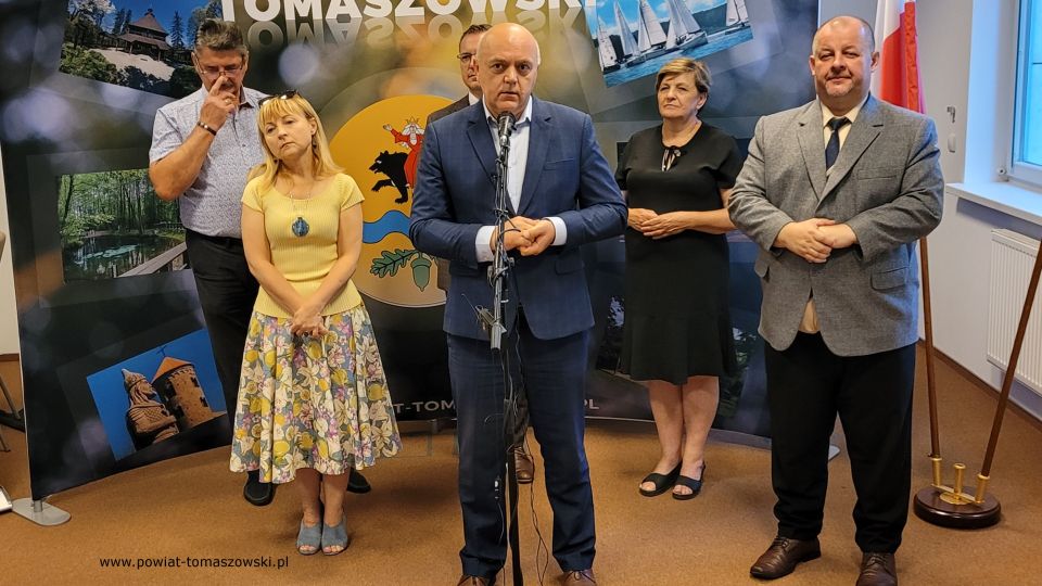 Na zdjęciu: uczestnicy konferencji prasowej, podczas której podpisane zostały umowy na dofinansowanie z Urzędu Marszałkowskiego, która odbyła się w sali konferencyjnej Starostwa Powiatowego w Tomaszowie Mazowieckim w piątek, 1 lipca 2022 roku, 