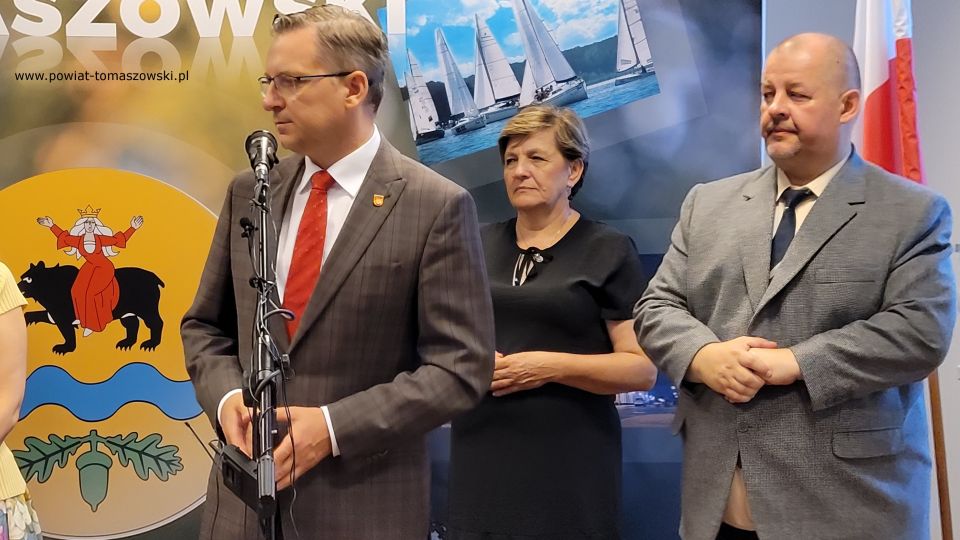 Na zdjęciu: uczestnicy konferencji prasowej, podczas której podpisane zostały umowy na dofinansowanie z Urzędu Marszałkowskiego, która odbyła się w sali konferencyjnej Starostwa Powiatowego w Tomaszowie Mazowieckim w piątek, 1 lipca 2022 roku, 