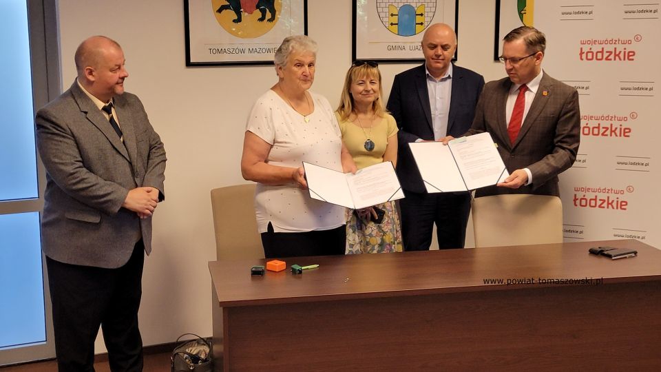 Na zdjęciu: uczestnicy konferencji prasowej, podczas której podpisane zostały umowy na dofinansowanie z Urzędu Marszałkowskiego, która odbyła się w sali konferencyjnej Starostwa Powiatowego w Tomaszowie Mazowieckim w piątek, 1 lipca 2022 roku, 