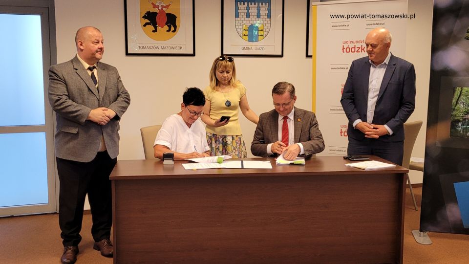 Na zdjęciu: uczestnicy konferencji prasowej, podczas której podpisane zostały umowy na dofinansowanie z Urzędu Marszałkowskiego, która odbyła się w sali konferencyjnej Starostwa Powiatowego w Tomaszowie Mazowieckim w piątek, 1 lipca 2022 roku, 