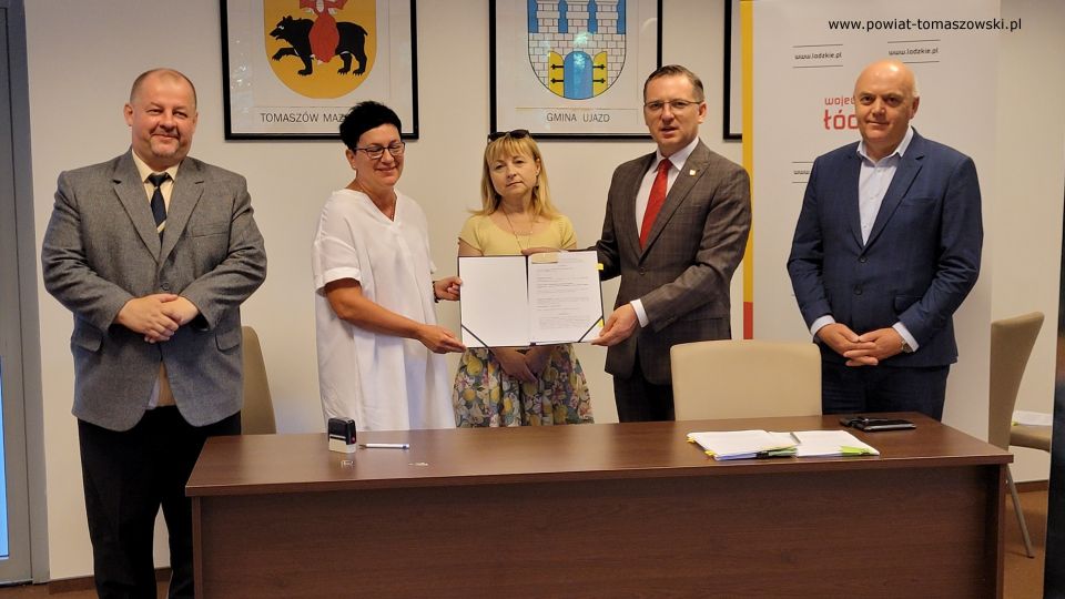 Na zdjęciu: uczestnicy konferencji prasowej, podczas której podpisane zostały umowy na dofinansowanie z Urzędu Marszałkowskiego, która odbyła się w sali konferencyjnej Starostwa Powiatowego w Tomaszowie Mazowieckim w piątek, 1 lipca 2022 roku, 