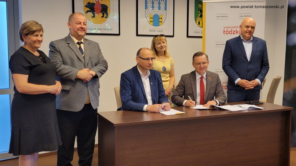 Na zdjęciu: uczestnicy konferencji prasowej, podczas której podpisane zostały umowy na dofinansowanie z Urzędu Marszałkowskiego, która odbyła się w sali konferencyjnej Starostwa Powiatowego w Tomaszowie Mazowieckim w piątek, 1 lipca 2022 roku, 