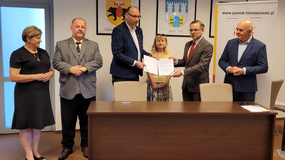 Na zdjęciu: uczestnicy konferencji prasowej, podczas której podpisane zostały umowy na dofinansowanie z Urzędu Marszałkowskiego, która odbyła się w sali konferencyjnej Starostwa Powiatowego w Tomaszowie Mazowieckim w piątek, 1 lipca 2022 roku, 