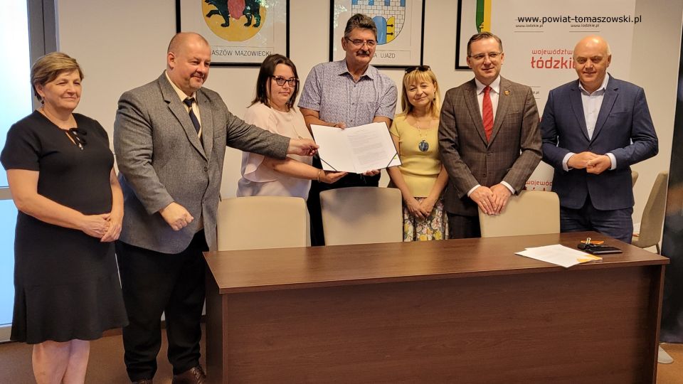 Na zdjęciu: uczestnicy konferencji prasowej, podczas której podpisane zostały umowy na dofinansowanie z Urzędu Marszałkowskiego, która odbyła się w sali konferencyjnej Starostwa Powiatowego w Tomaszowie Mazowieckim w piątek, 1 lipca 2022 roku, 