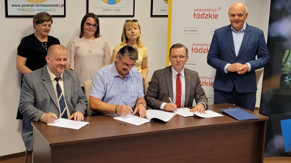 Na zdjęciu: uczestnicy konferencji prasowej, podczas której podpisane zostały umowy na dofinansowanie z Urzędu Marszałkowskiego, która odbyła się w sali konferencyjnej Starostwa Powiatowego w Tomaszowie Mazowieckim w piątek, 1 lipca 2022 roku, 