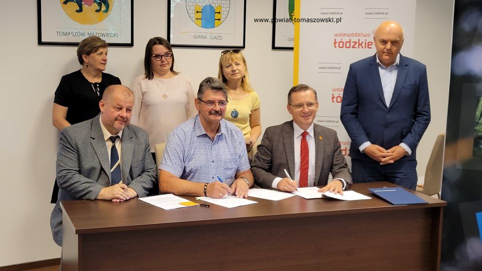 Na zdjęciu: uczestnicy konferencji prasowej, podczas której podpisane zostały umowy na dofinansowanie z Urzędu Marszałkowskiego, która odbyła się w sali konferencyjnej Starostwa Powiatowego w Tomaszowie Mazowieckim w piątek, 1 lipca 2022 roku, 