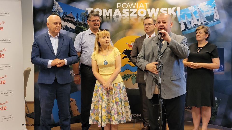 Na zdjęciu: uczestnicy konferencji prasowej, podczas której podpisane zostały umowy na dofinansowanie z Urzędu Marszałkowskiego, która odbyła się w sali konferencyjnej Starostwa Powiatowego w Tomaszowie Mazowieckim w piątek, 1 lipca 2022 roku, 