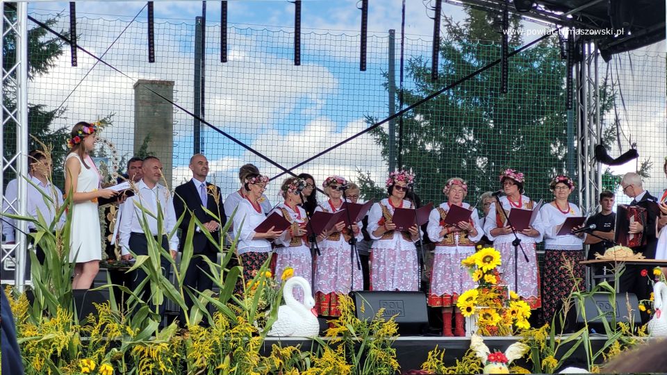 Na zdjęciu: uczestnicy gminno-parafialnych dożynek w Będkowie, które odbyły się w niedzielę, 4 września 2022 roku, 