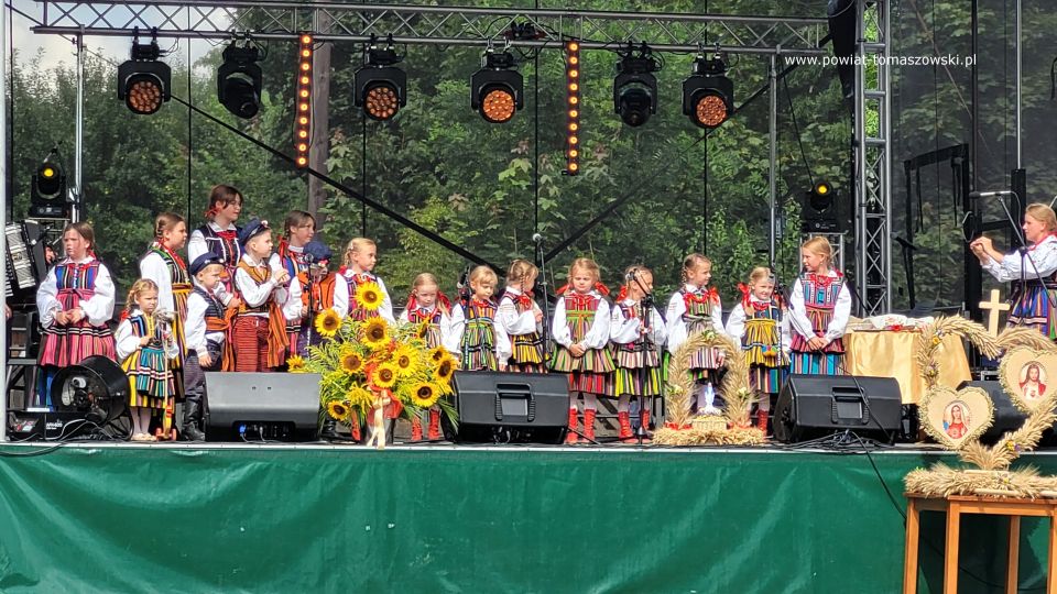 Na zdjęciu: uczestnicy gminno-parafialnych dożynek w gminie Rokiciny, które odbyły się w niedzielę, 21 sierpnia 2022 roku, w Rokicinach