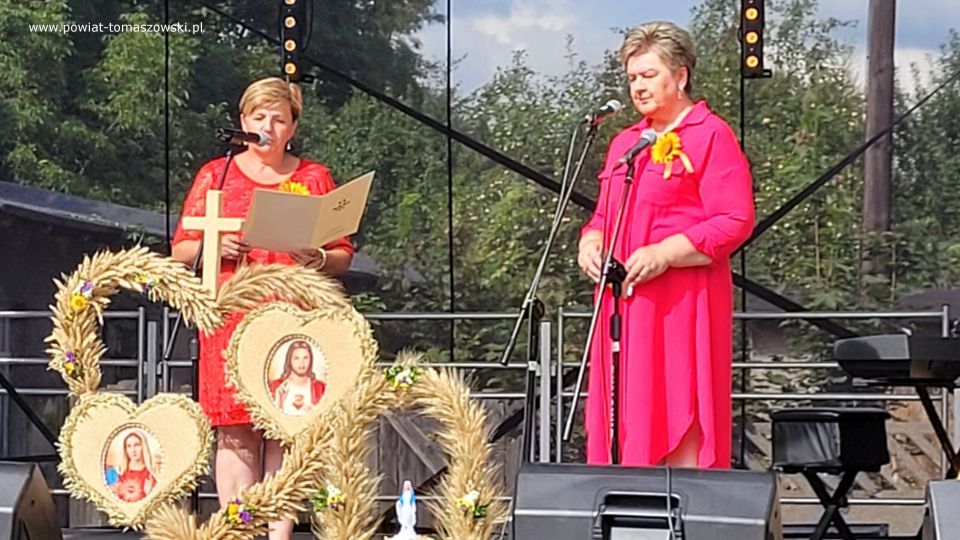 Na zdjęciu: uczestnicy gminno-parafialnych dożynek w gminie Rokiciny, które odbyły się w niedzielę, 21 sierpnia 2022 roku, w Rokicinach