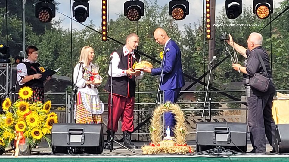 Na zdjęciu: uczestnicy gminno-parafialnych dożynek w gminie Rokiciny, które odbyły się w niedzielę, 21 sierpnia 2022 roku, w Rokicinach