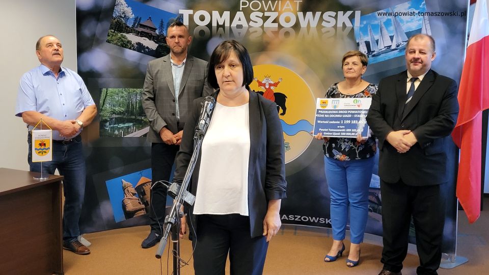 Na zdjęci: uczestnicy konferencji prasowej, podczas której podpisana została umowa na realizację zadania „Przebudowa drogi powiatowej 4324E na odcinku Ujazd – Stasiolas”, która odbyła się w piątek, 29 lipca 2022 roku, w Sali konferencyjnej Starostwa Powiatowego w Tomaszowie Mazowieckim