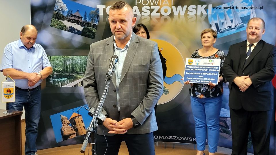 Na zdjęci: uczestnicy konferencji prasowej, podczas której podpisana została umowa na realizację zadania „Przebudowa drogi powiatowej 4324E na odcinku Ujazd – Stasiolas”, która odbyła się w piątek, 29 lipca 2022 roku, w Sali konferencyjnej Starostwa Powiatowego w Tomaszowie Mazowieckim