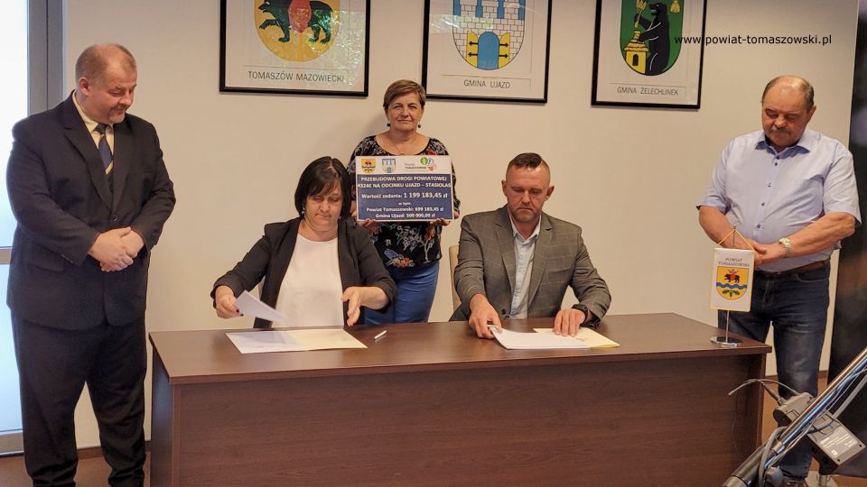 Na zdjęci: uczestnicy konferencji prasowej, podczas której podpisana została umowa na realizację zadania „Przebudowa drogi powiatowej 4324E na odcinku Ujazd – Stasiolas”, która odbyła się w piątek, 29 lipca 2022 roku, w Sali konferencyjnej Starostwa Powiatowego w Tomaszowie Mazowieckim