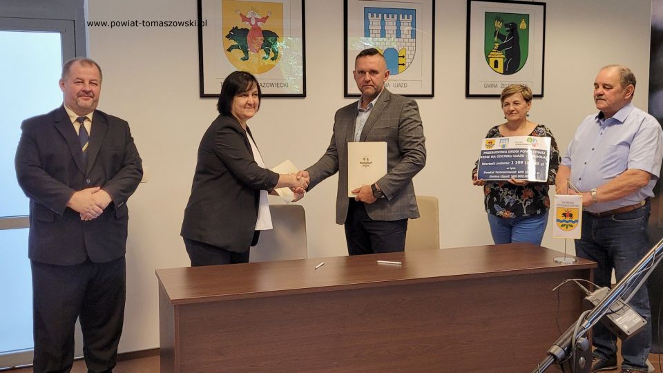 Na zdjęci: uczestnicy konferencji prasowej, podczas której podpisana została umowa na realizację zadania „Przebudowa drogi powiatowej 4324E na odcinku Ujazd – Stasiolas”, która odbyła się w piątek, 29 lipca 2022 roku, w Sali konferencyjnej Starostwa Powiatowego w Tomaszowie Mazowieckim