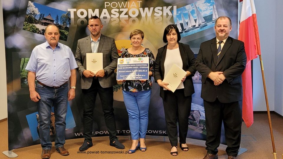 Na zdjęci: uczestnicy konferencji prasowej, podczas której podpisana została umowa na realizację zadania „Przebudowa drogi powiatowej 4324E na odcinku Ujazd – Stasiolas”, która odbyła się w piątek, 29 lipca 2022 roku, w Sali konferencyjnej Starostwa Powiatowego w Tomaszowie Mazowieckim