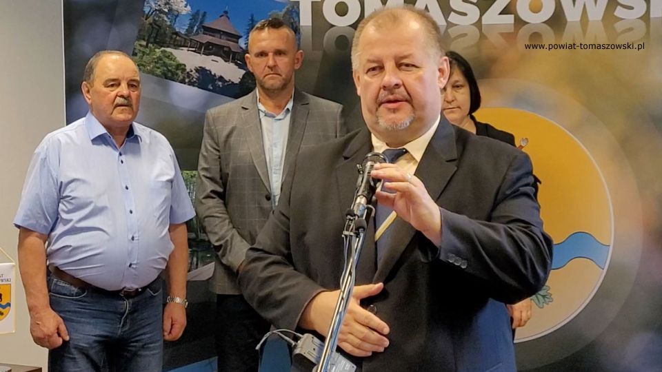 Na zdjęci: uczestnicy konferencji prasowej, podczas której podpisana została umowa na realizację zadania „Przebudowa drogi powiatowej 4324E na odcinku Ujazd – Stasiolas”, która odbyła się w piątek, 29 lipca 2022 roku, w Sali konferencyjnej Starostwa Powiatowego w Tomaszowie Mazowieckim
