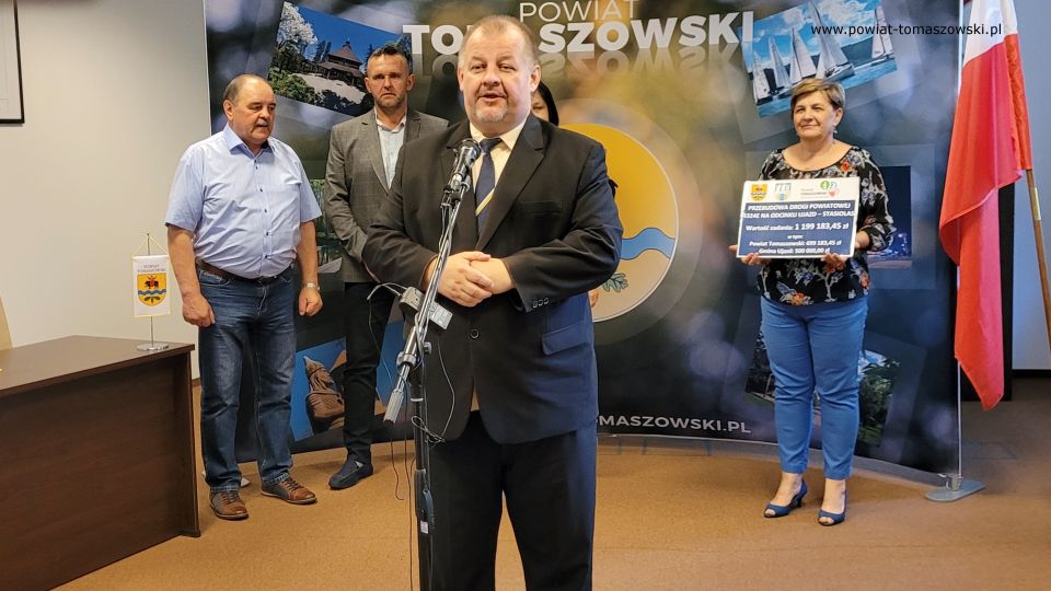 Na zdjęci: uczestnicy konferencji prasowej, podczas której podpisana została umowa na realizację zadania „Przebudowa drogi powiatowej 4324E na odcinku Ujazd – Stasiolas”, która odbyła się w piątek, 29 lipca 2022 roku, w Sali konferencyjnej Starostwa Powiatowego w Tomaszowie Mazowieckim