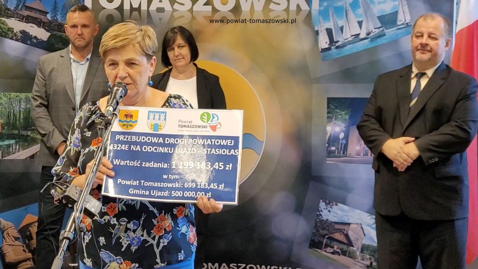 Na zdjęci: uczestnicy konferencji prasowej, podczas której podpisana została umowa na realizację zadania „Przebudowa drogi powiatowej 4324E na odcinku Ujazd – Stasiolas”, która odbyła się w piątek, 29 lipca 2022 roku, w Sali konferencyjnej Starostwa Powiatowego w Tomaszowie Mazowieckim