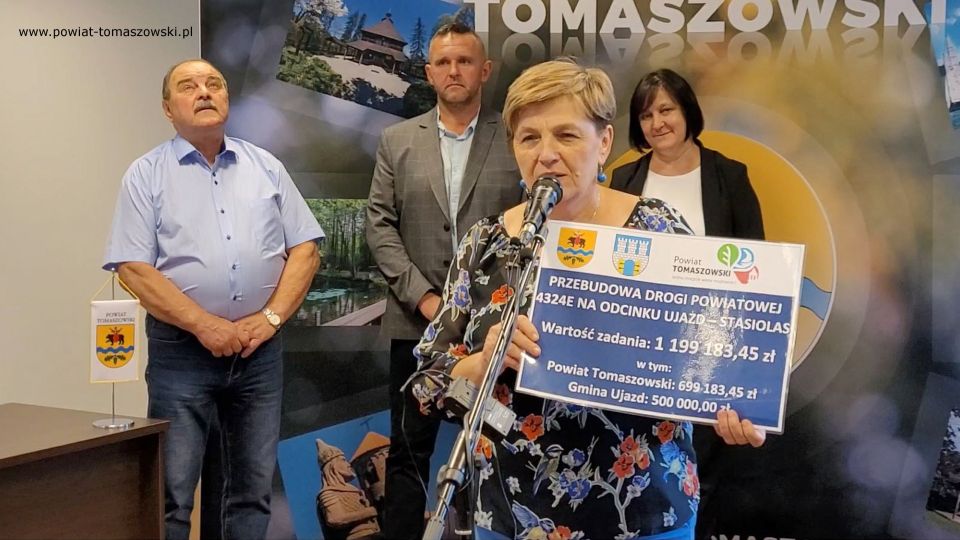 Na zdjęci: uczestnicy konferencji prasowej, podczas której podpisana została umowa na realizację zadania „Przebudowa drogi powiatowej 4324E na odcinku Ujazd – Stasiolas”, która odbyła się w piątek, 29 lipca 2022 roku, w Sali konferencyjnej Starostwa Powiatowego w Tomaszowie Mazowieckim