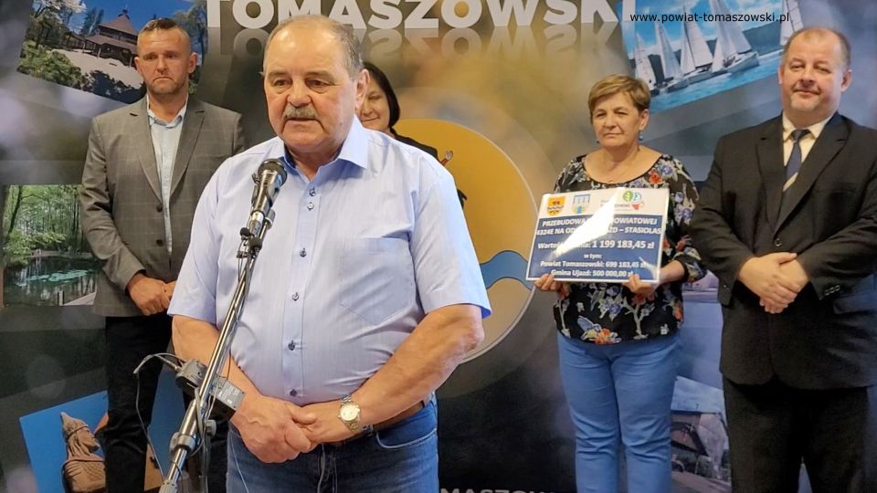 Na zdjęci: uczestnicy konferencji prasowej, podczas której podpisana została umowa na realizację zadania „Przebudowa drogi powiatowej 4324E na odcinku Ujazd – Stasiolas”, która odbyła się w piątek, 29 lipca 2022 roku, w Sali konferencyjnej Starostwa Powiatowego w Tomaszowie Mazowieckim